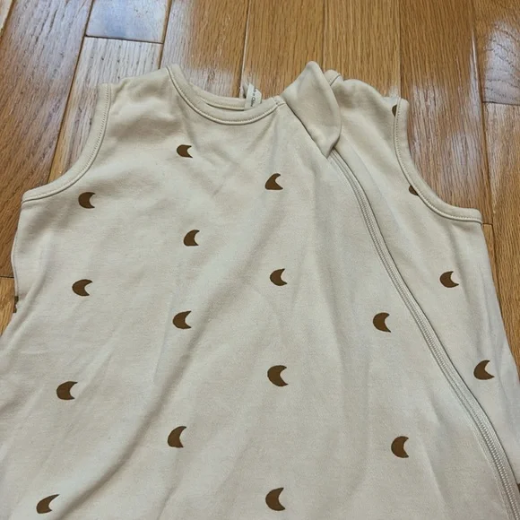 Quincy Mae Cream Sleep Sack with Brown Moon 0-6 months - Picture 3 of 7